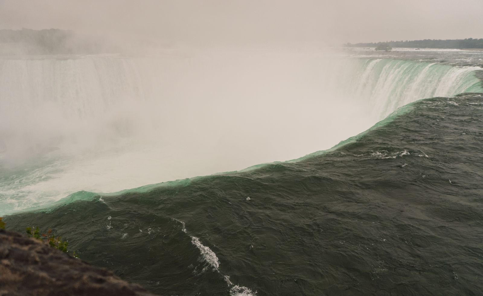 Water gathering at the lip of Horseshoe Falls